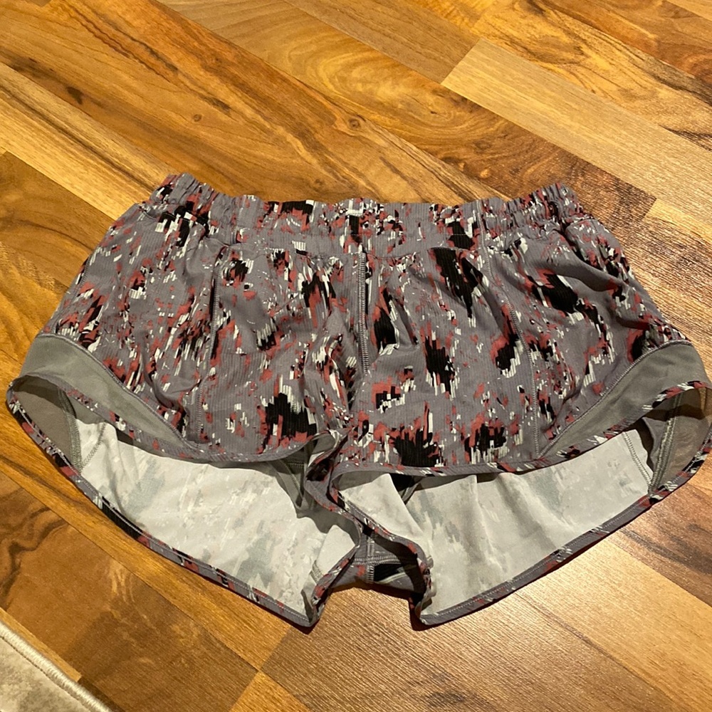 Lululemon Size 12 Hotty Hot 2.5” Lined Short
